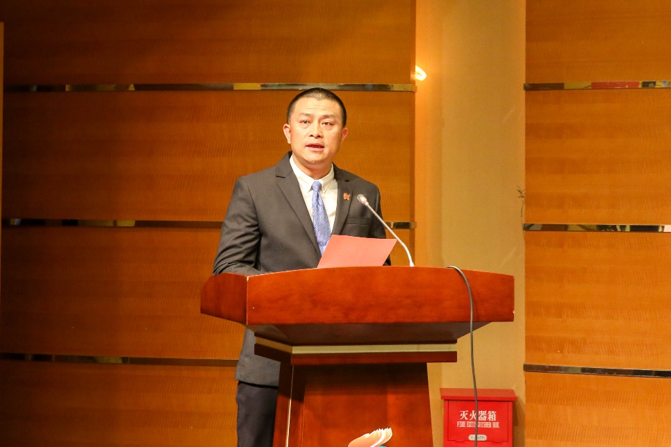 衣着西装笔挺的男子正在演讲形貌已自动天生